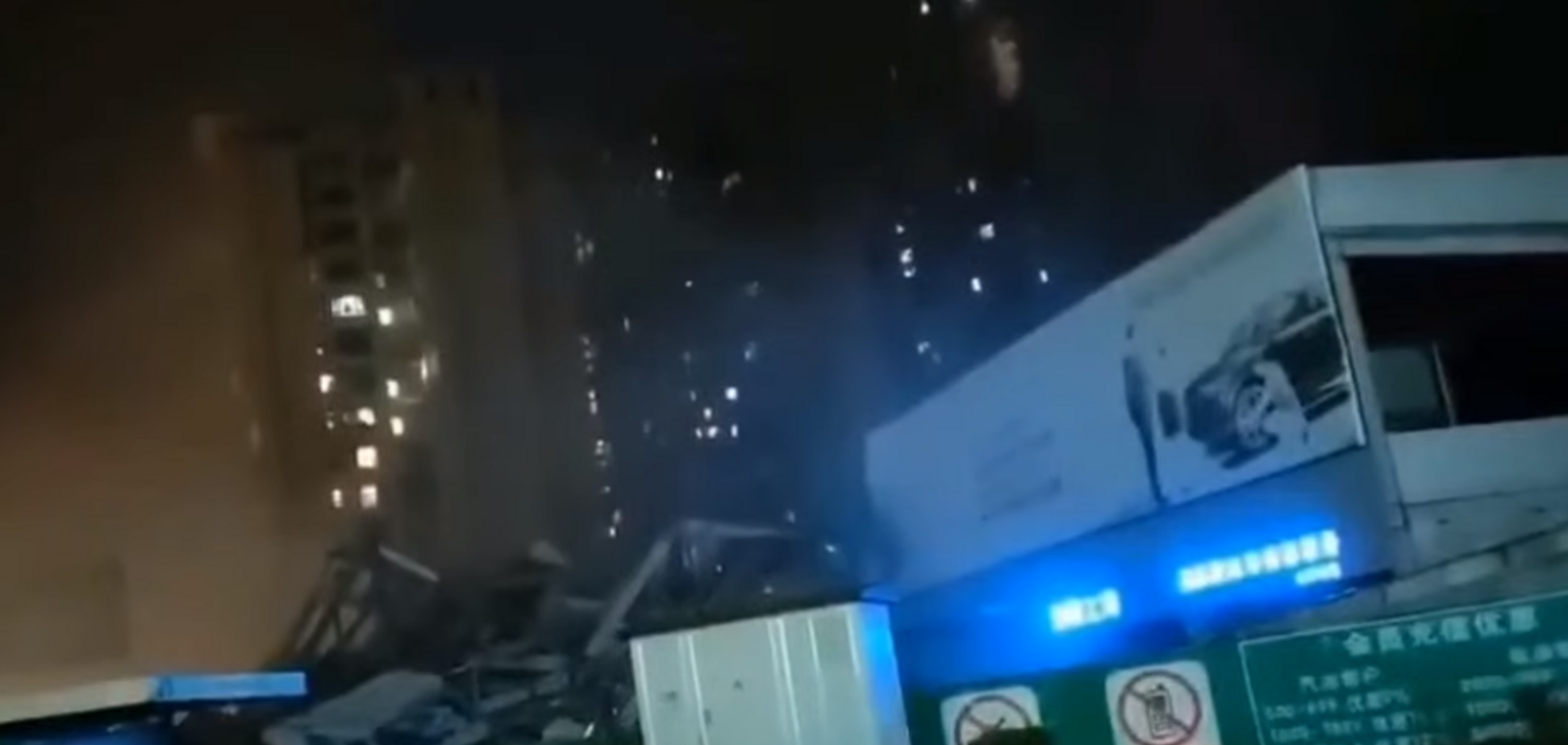 У Китаї обвалився готель із хворими на коронавірус. Відео з місця НП