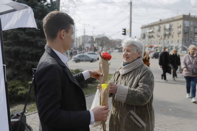 На 8 марта на улицах Днепра женщинам дарили цветы