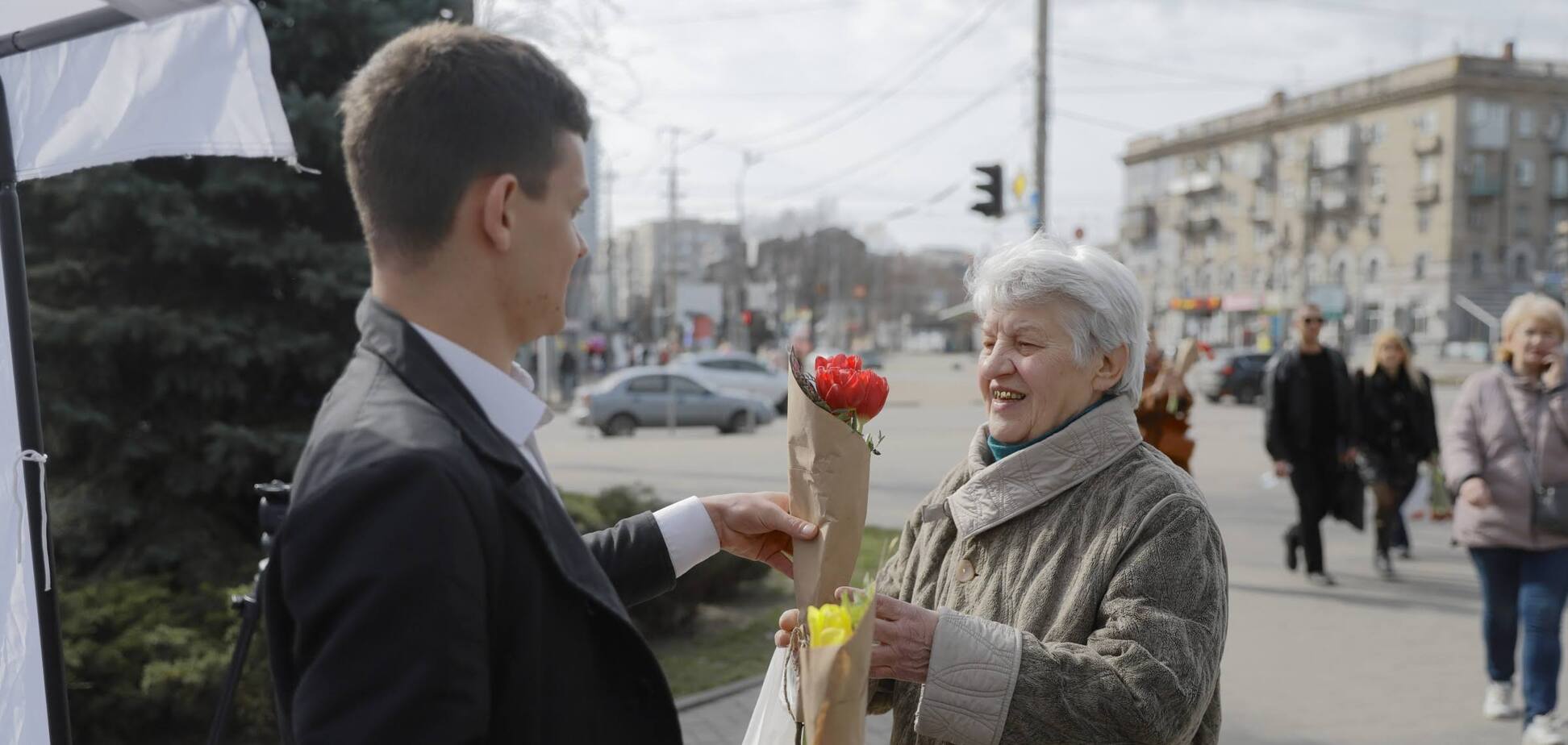 На 8 марта на улицах Днепра женщинам дарили цветы