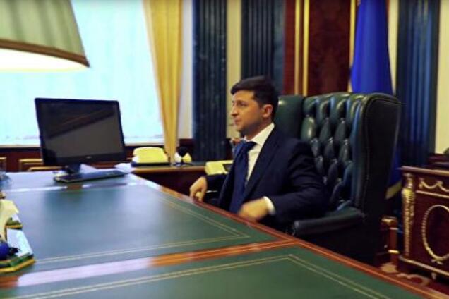 Владимир Зеленский в своем рабочем кабинете