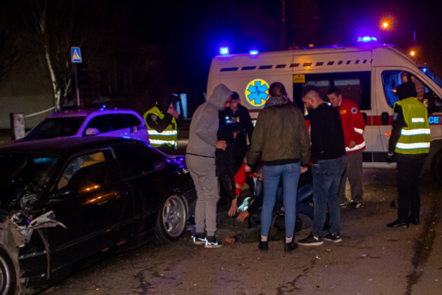 У Дніпрі автомобіль на повному ходу врізався в швидку допомогу. Відео