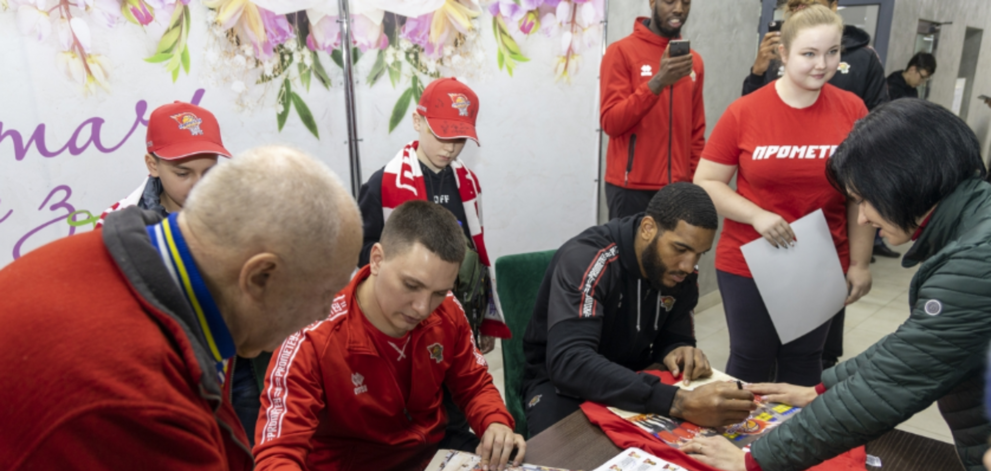 В Каменском состоялась автограф-сессия со звездами баскетбольной команды СК 'Прометей'
