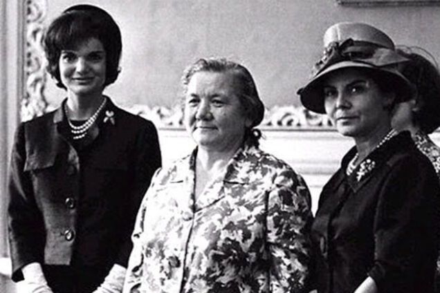 Фото жены Хрущева 'в халате' на приеме в США опять всплыло в сети: в чем дело