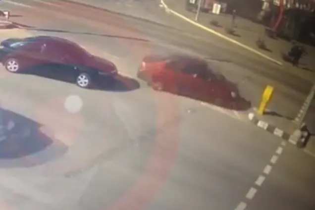 У Дніпрі водій Suzuki дивом врятувався від смертельного зіткнення: відео моменту