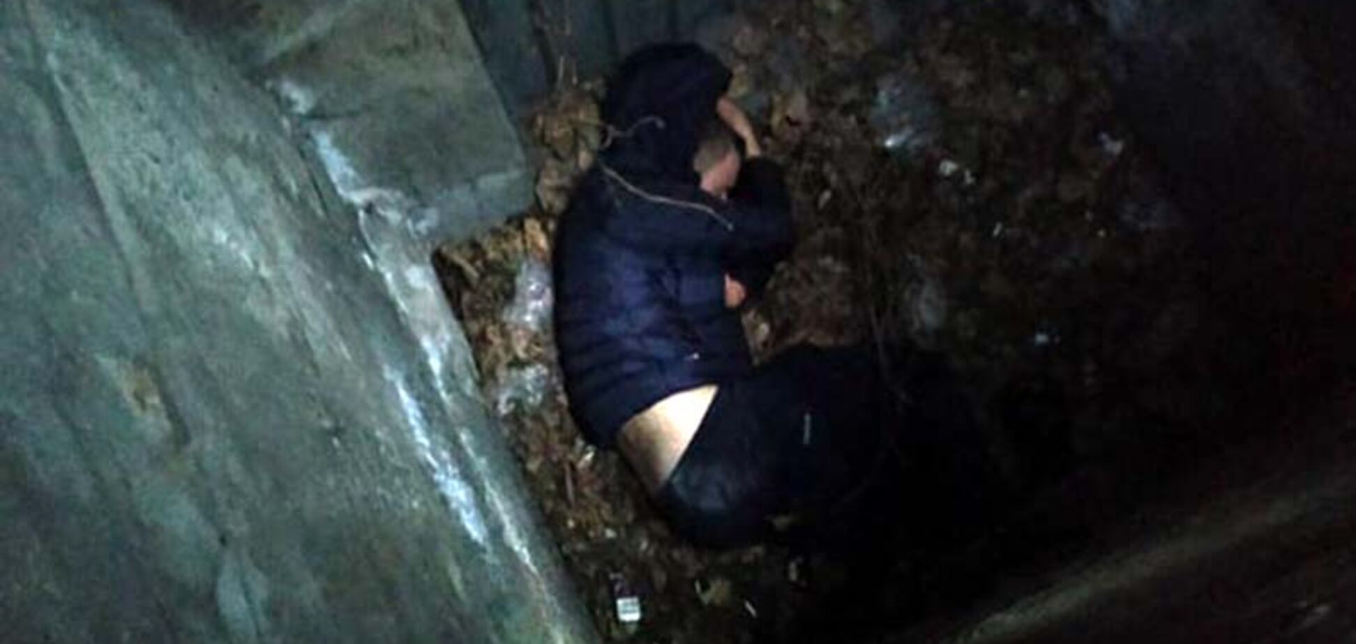 В Днепре мужчина упал в трехметровую яму. Видео