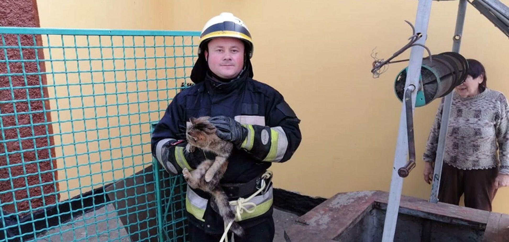 В Днепре чрезвычайники спасли котика с шестиметрового колодца. Милые фото