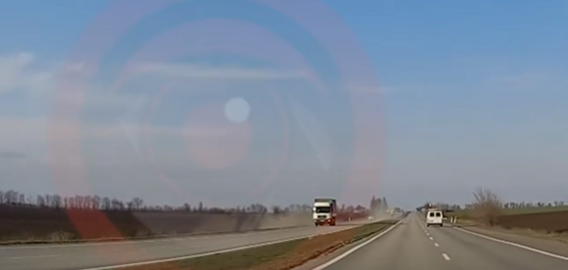 В Днепре автомобиль слетел с трассы и перевернулся. Видео