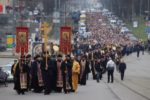 УПЦ МП устроила кресный ход против коронавируса в Виннице. Фото и видео