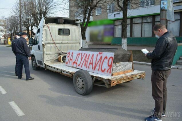 В Староконстантинове устроили акцию с гробом из-за COVID-19