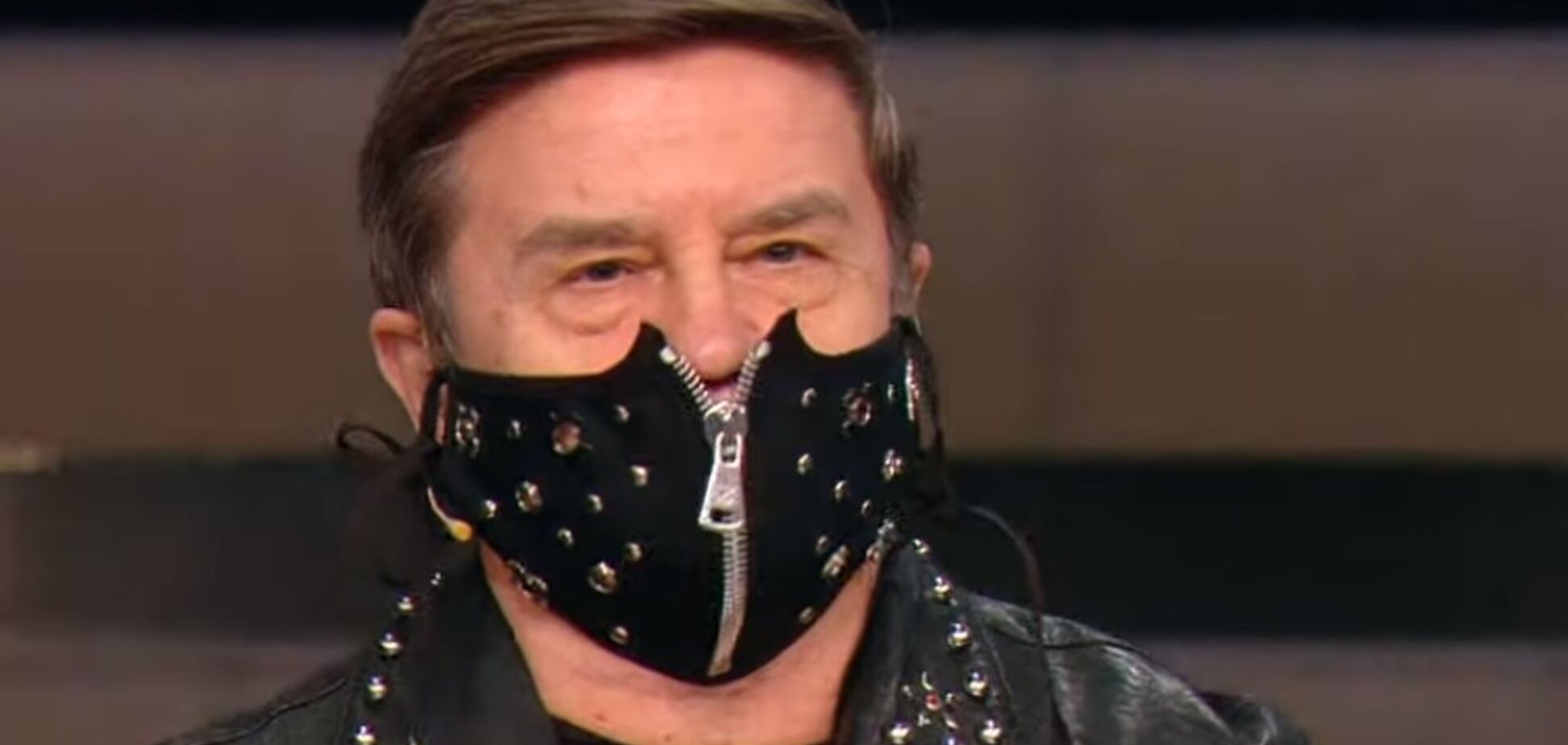 Політолога Вадима Карасьова висміяли за шкіряну маску в ефірі: фото і відео наряду