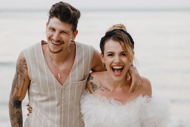 Напівгола співачка MamaRika завела мережу фото в ліжку зі своїм чоловіком