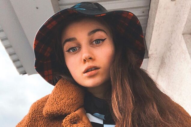 Jerry Heil поразила сеть пикантным фото в кровати без белья