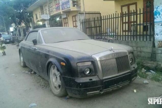Как Rolls-Royce за $535 000 бросили гнить посреди улицы. Фото