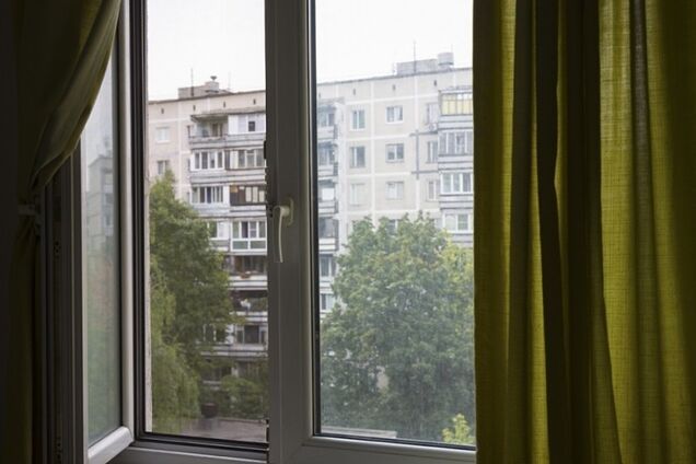 Двухлетняя девочка выпала из окна многоэтажки в Одесской области