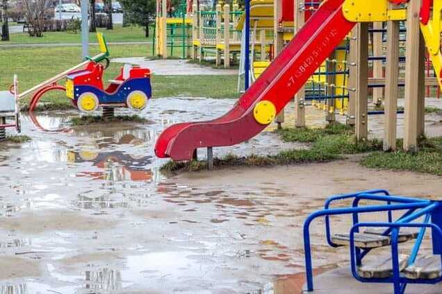 На Сумщине ребенок заразился коронавирусом на детской площадке