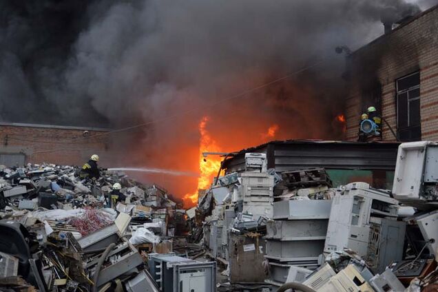 В Днепре более 5 часов тушили масштабный пожар на металлобазе. Фото и видео