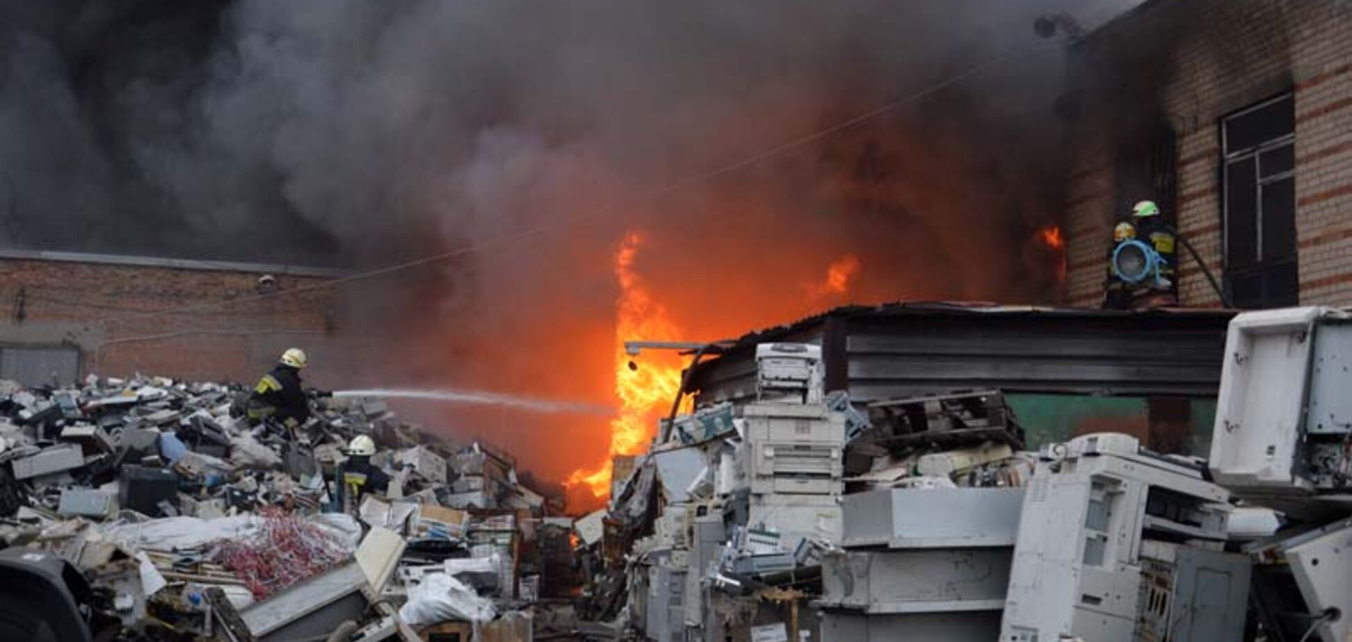 В Днепре более 5 часов тушили масштабный пожар на металлобазе. Фото и видео