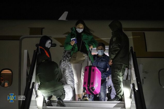 Самолетом из ОАЭ 113 граждан вернулись в Украину