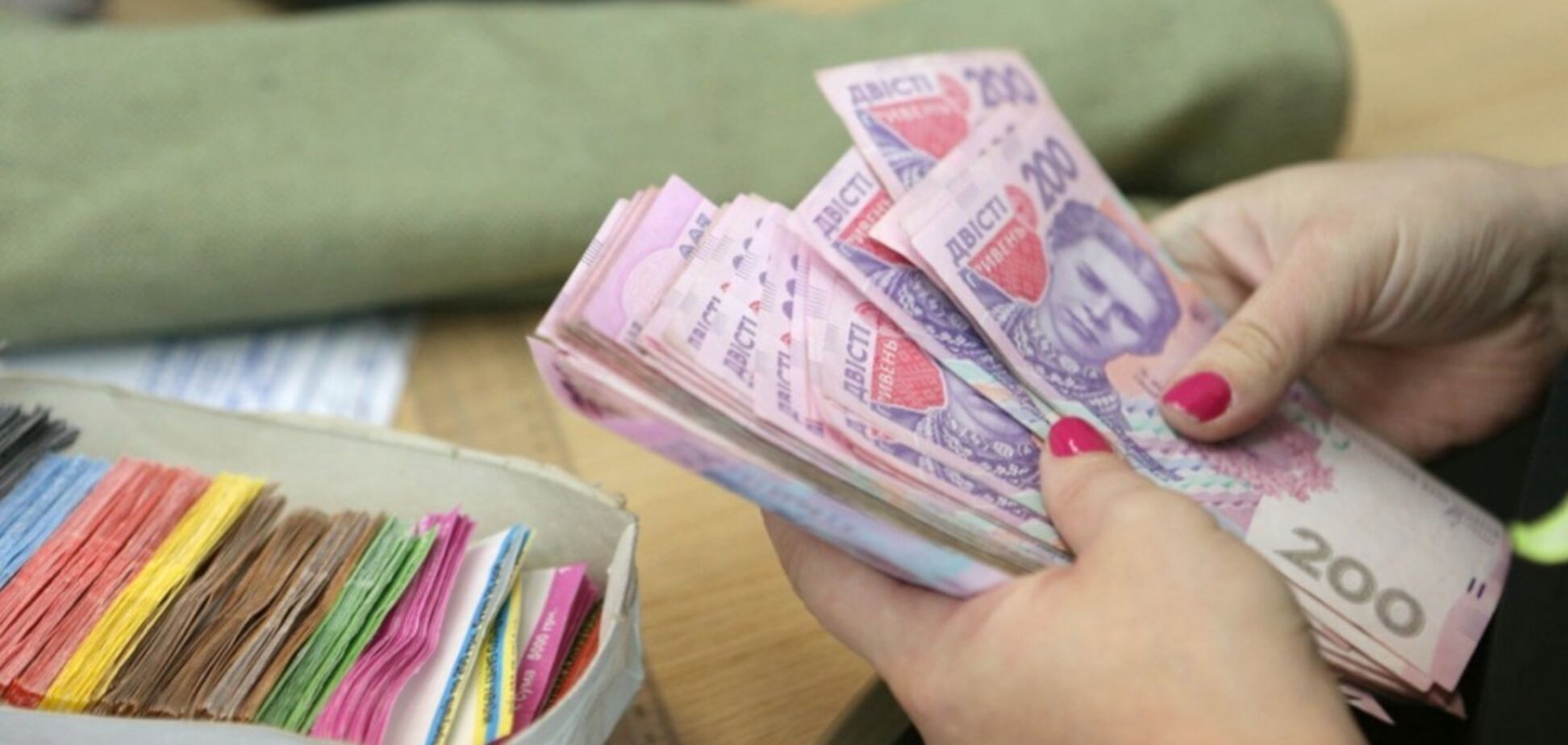 Карантин в Украине: Кабмин планирует компенсировать зарплаты временно безработным