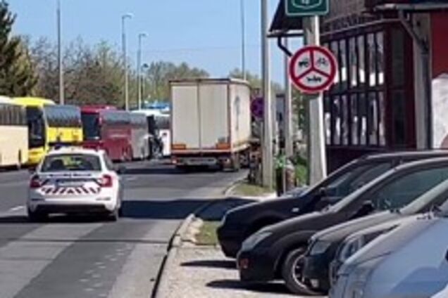 Українці кинулися додому на Великдень: на кордоні з Угорщиною ажіотаж