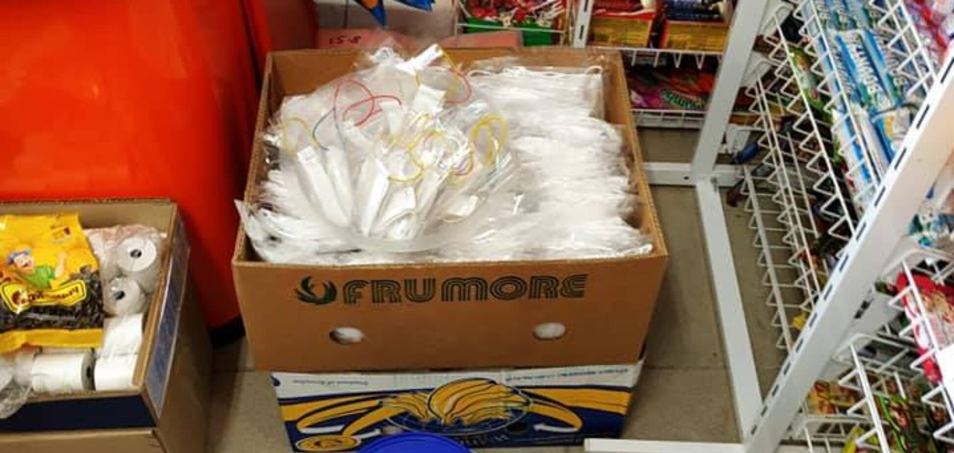 У Харкові повторили ганебний лайфхак з масками з серветок: місцеві жителі обурені. Фото