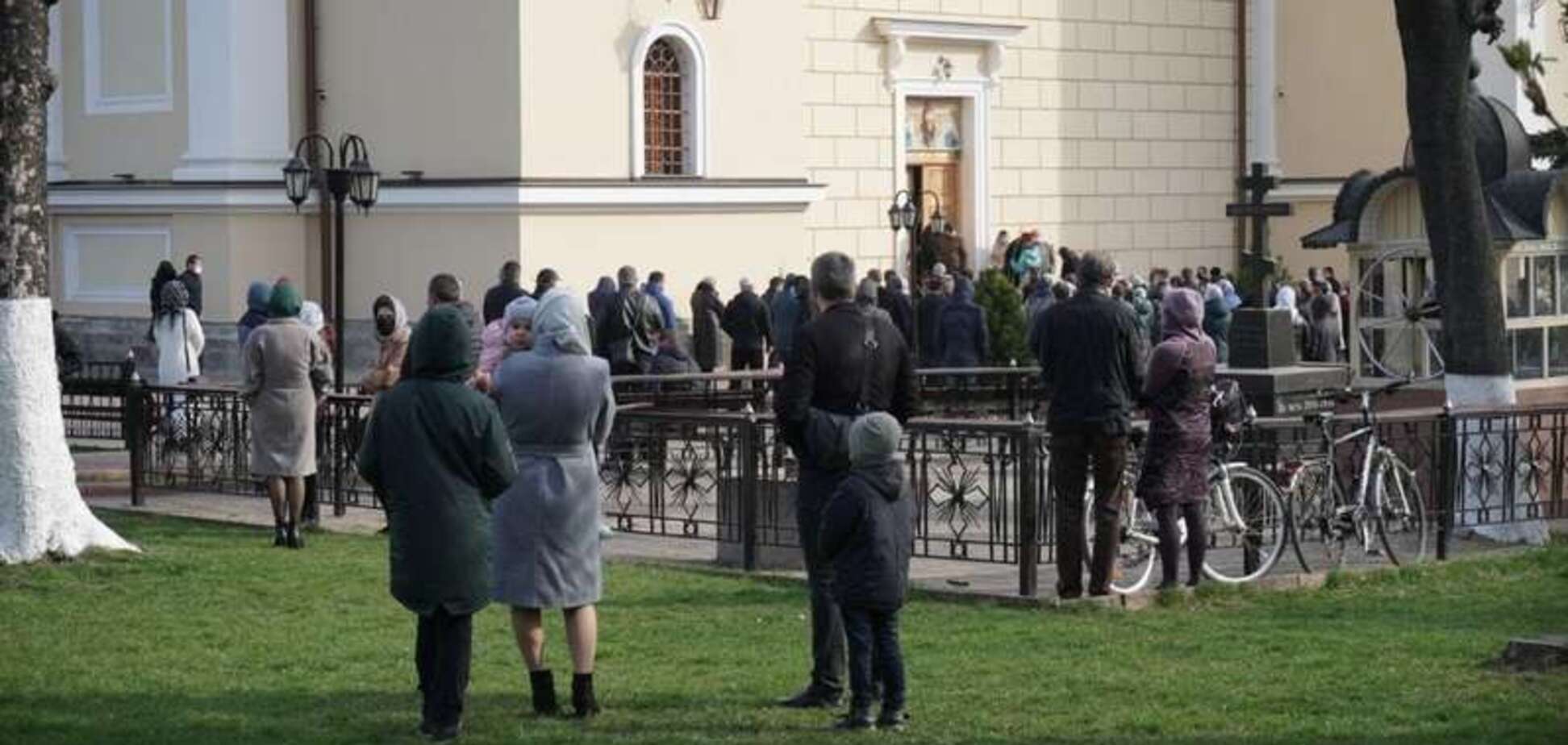 Найбільш заражена COVID-19 область України масово відзначає Вербну неділю: з'явилися фото