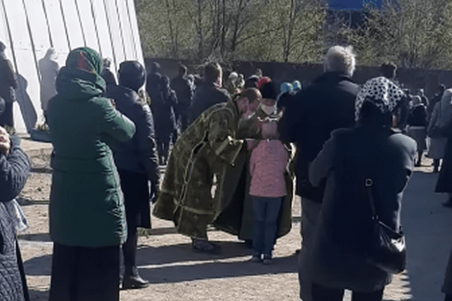 В разгар пандемии коронавируса священник в Днепре причащал верующих из одной ложки. Видео