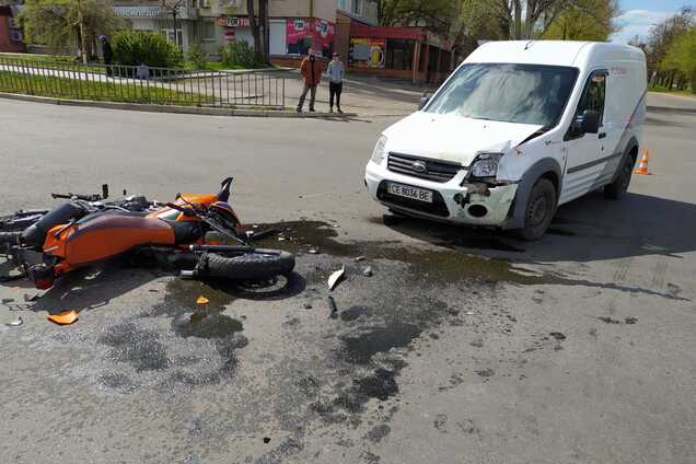 На Днепропетровщине автомобиль на перекрестке сбил мотоциклиста. Фото