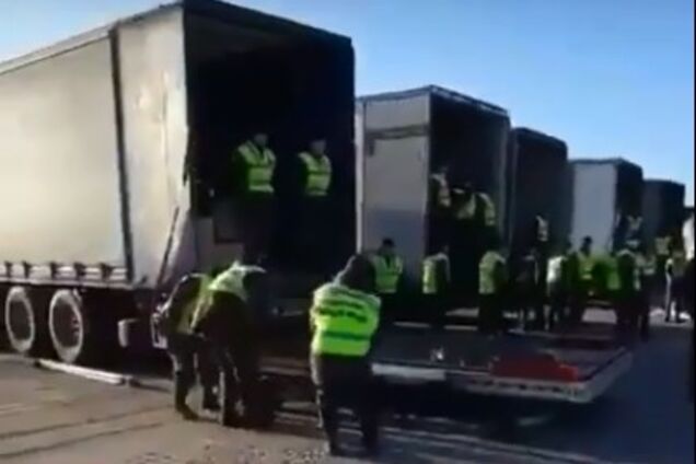 До Києва прилетів іще один "літак життя" з масками і костюмами з Китаю. Відео