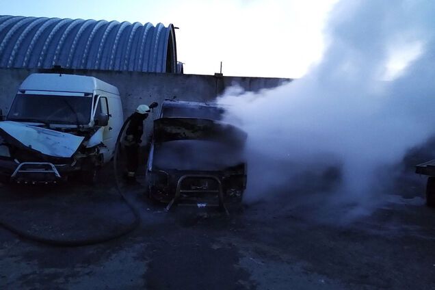 В Днепре на автобазе дотла сгорели два микроавтобуса. Видео