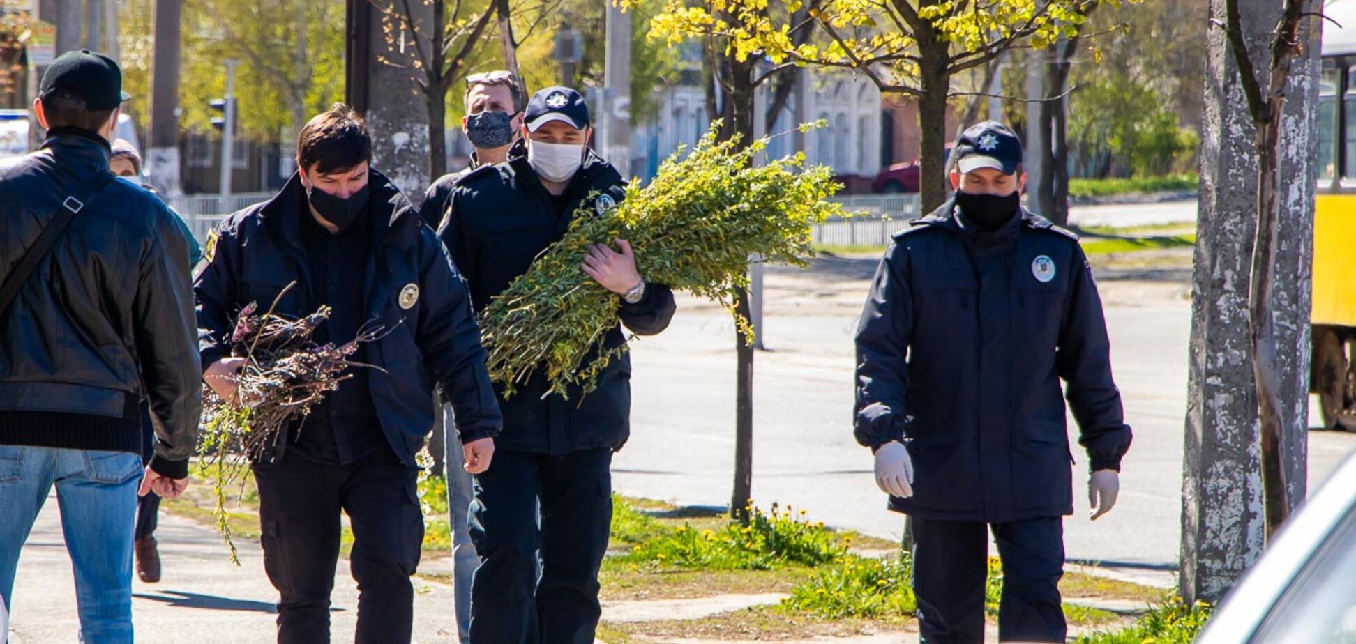 У Дніпрі всупереч карантину на Вербну неділю біля храмів збирались натовпи людей