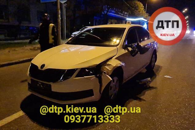 У Києві поліцейське авто збило на смерть пішохода. Фото 18+