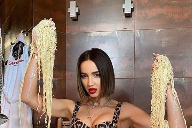 Полуголую Бузову разнесли в сети из-за ванны с лапшой