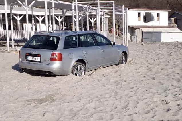 В Одесе автохам увяз в песке