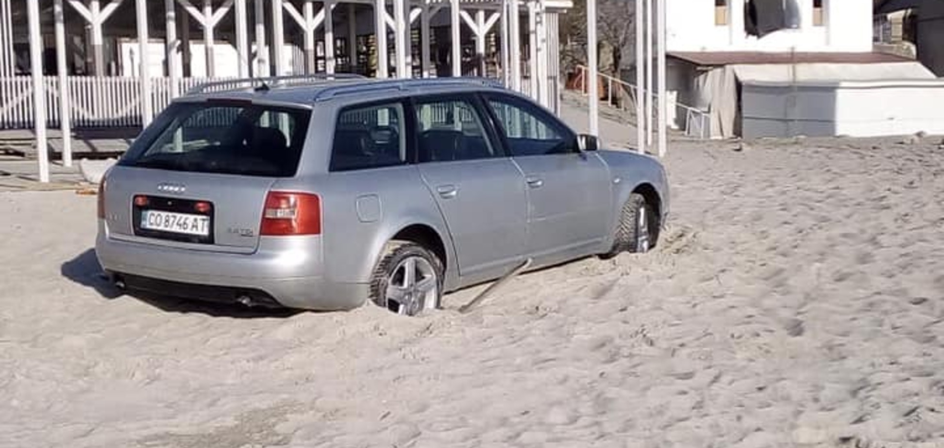 В Одесе автохам увяз в песке