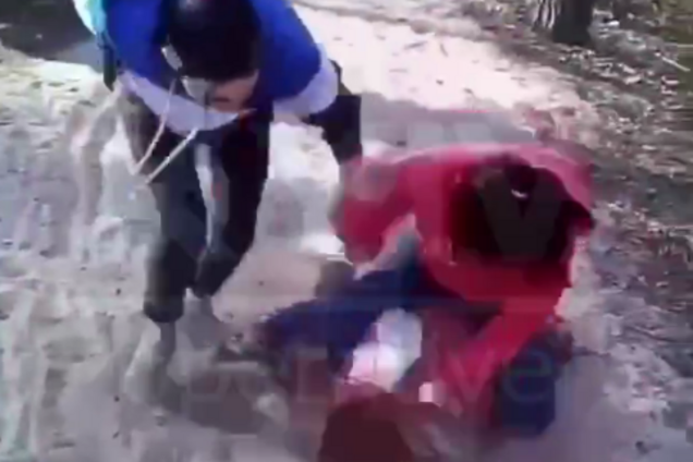 Под Киевом девочки жестоко избили сверстницу. Видео 18+