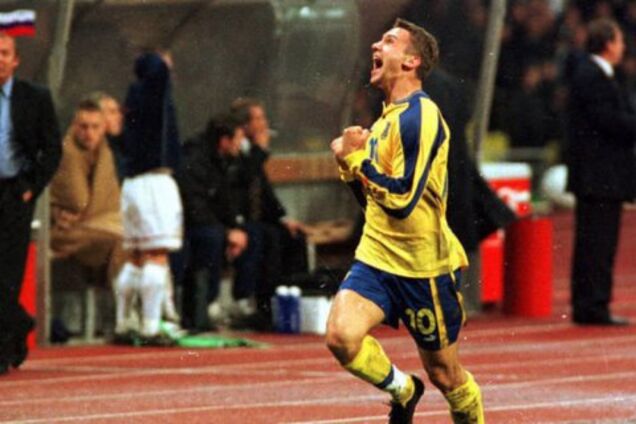 Андрей Шевченко празднует гол в ворота сборной России