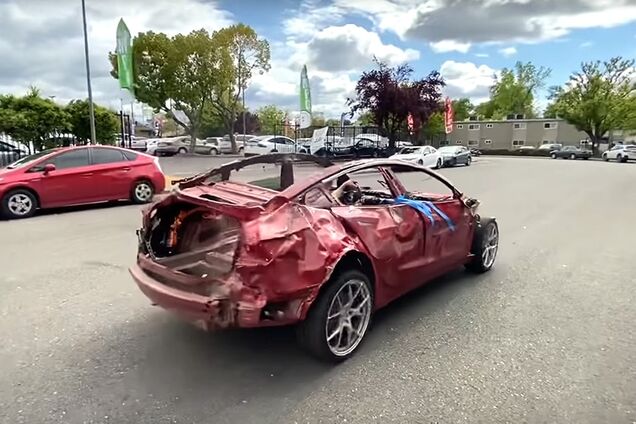 Владелец Tesla показал невероятную живучесть своего авто на видео