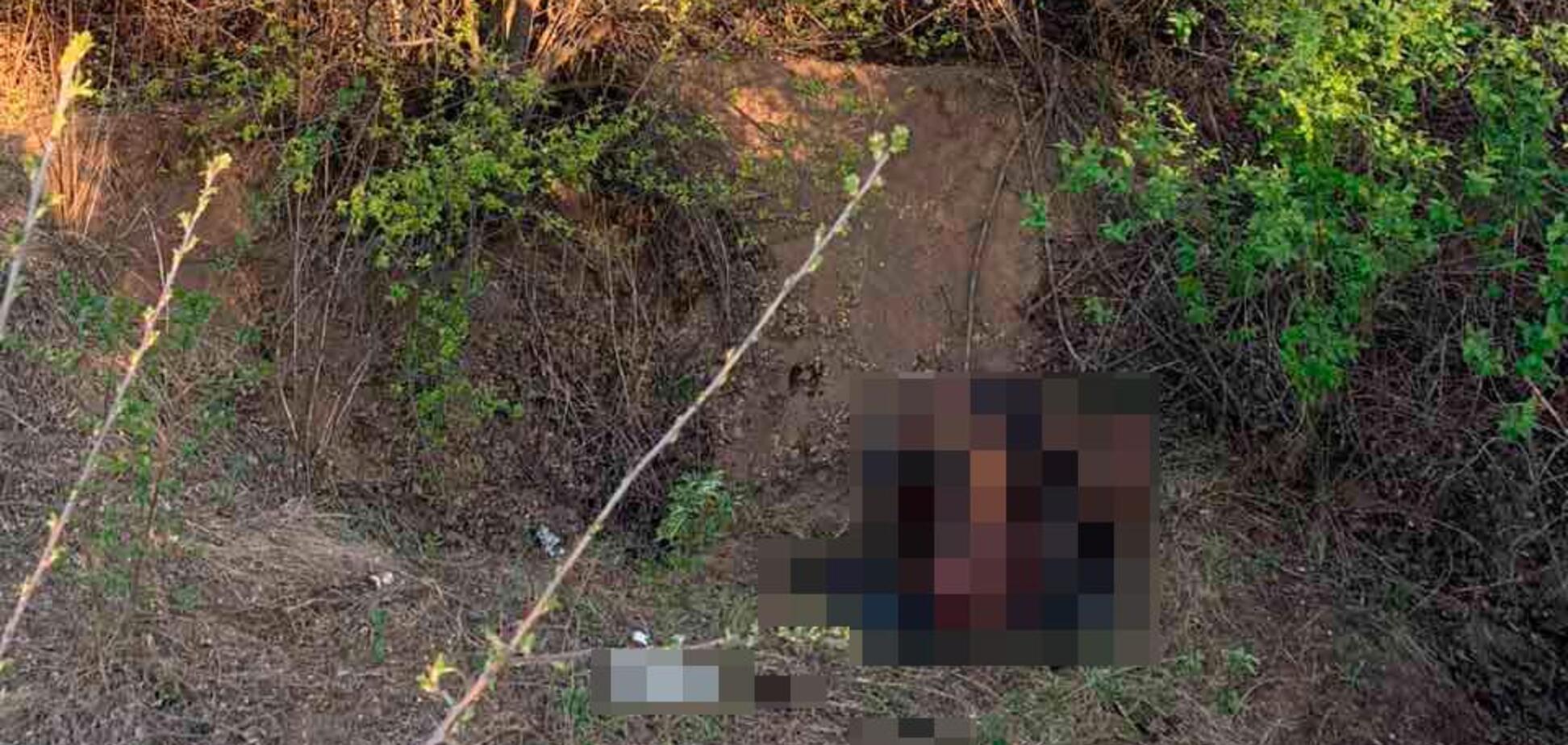 На Миколаївщині чоловік спалив труп сусіда і вивіз на тачці. Фото 18+