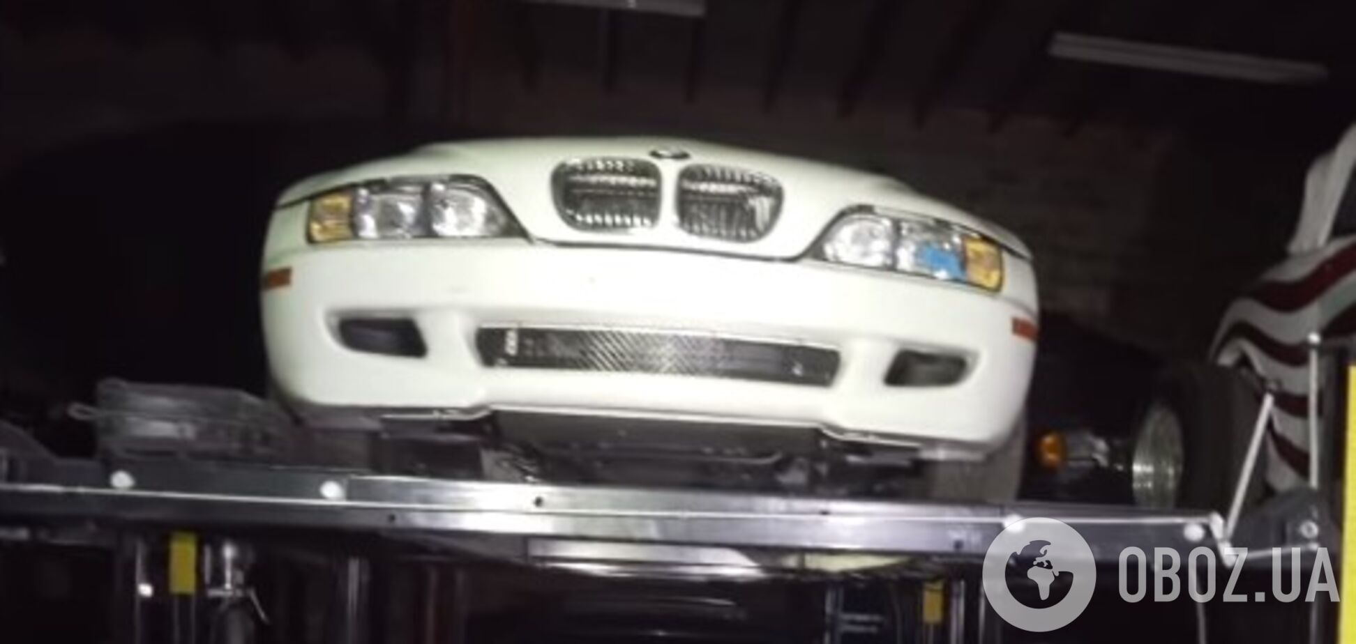 В сети показали гараж с заброшенными Mercedes, BMW и Porsche