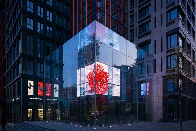 У трьох містах України оригінально підсвітили фасади будинків на підтримку лікарів