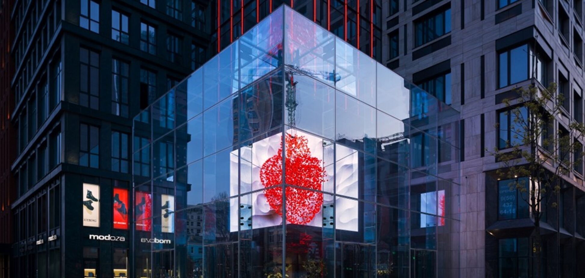 У трьох містах України оригінально підсвітили фасади будинків на підтримку лікарів