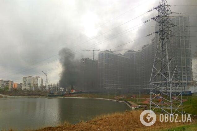 В Киеве на левом берегу вспыхнул масштабный пожар со взрывом. Эксклюзивные фото