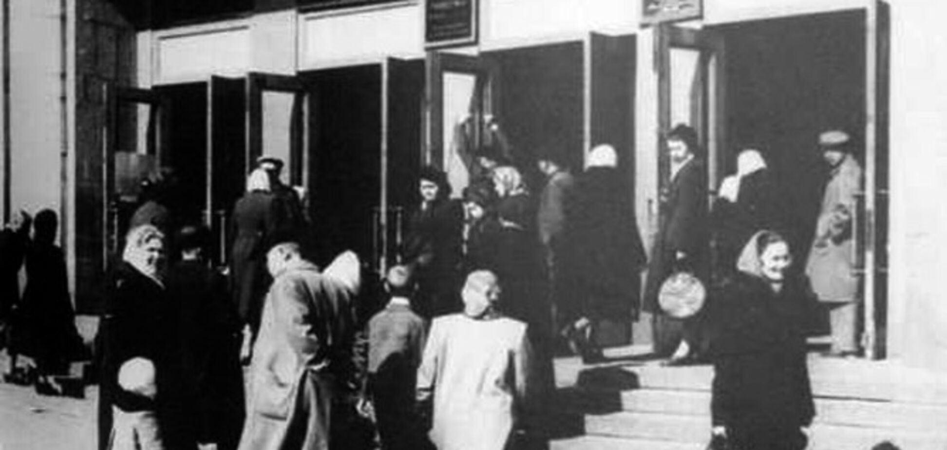 Натовп біля входу в ЦУМ в Києві під час 'знижок'