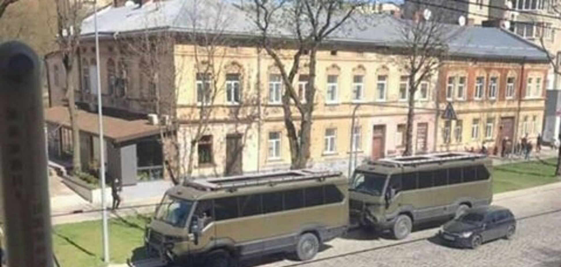 Єдині у світі маршрутки для бездоріжжя зняли у Львові