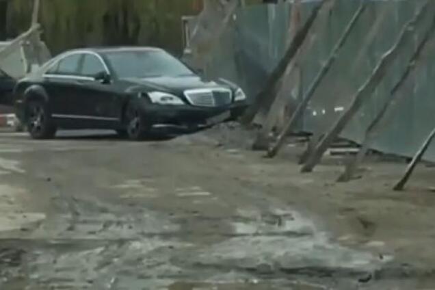 Власник ринку таранив на своєму Mercedes S-Class кіоски та паркани