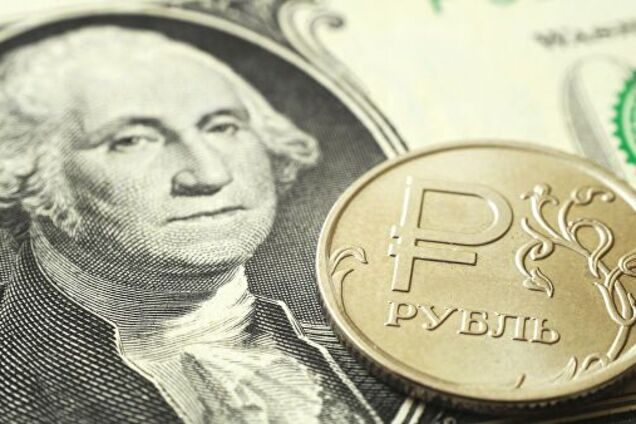 Курс рубля змінився через нафту: скільки коштує російська валюта