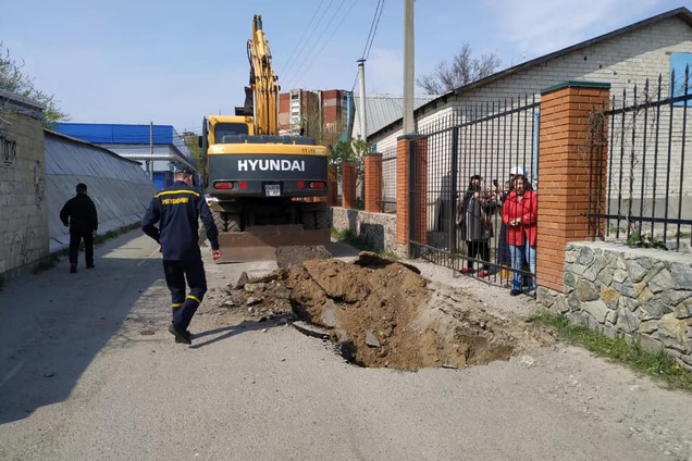 В Днепре перед входом в храм УПЦ МП вырыли траншею после нарушения карантина в Вербное воскресенье