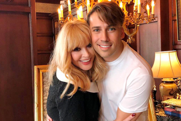 Пугачева покрасовалась стройными ногами в сексуальном платье: Галкин удивил сеть видео