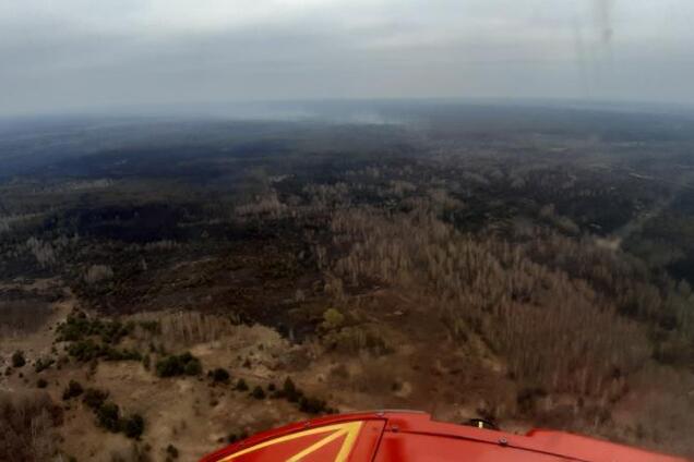 Пожежа в Чорнобильській зоні розгорілася з новою силою: рятувальникам заважає вітер